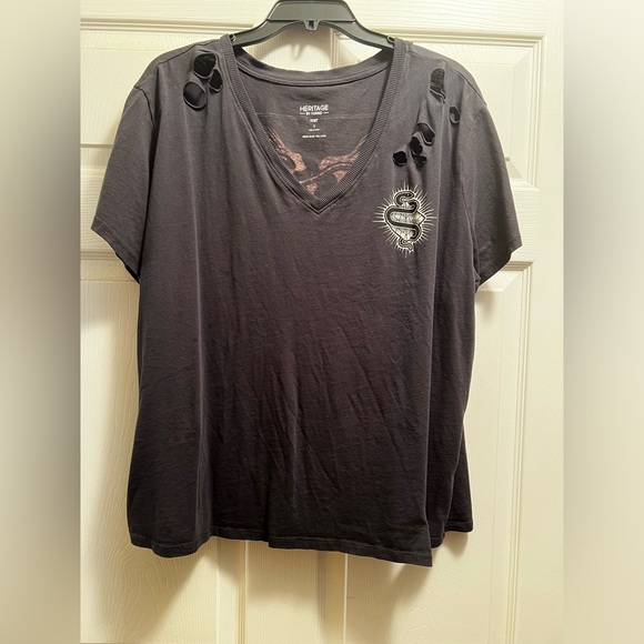 Torrid Goddess Relaxed Fit Heritage Distressed Tee. Size 1 - Picture 4 of 13